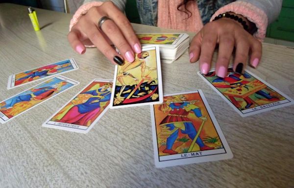 Tarot Symbols & Their Meanings: How to Interpret Tarot Cards