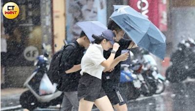 中南部防致災性超大豪雨！大雷雨炸高雄 風切聲「咻咻咻」整晚