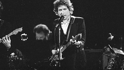 Bob Dylan is giving fans a chance to relive his 1974 tour on a 27-disc set