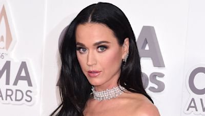 Katy Perry : renversante dans une robe bustier futuriste qui dévoile sa superbe poitrine