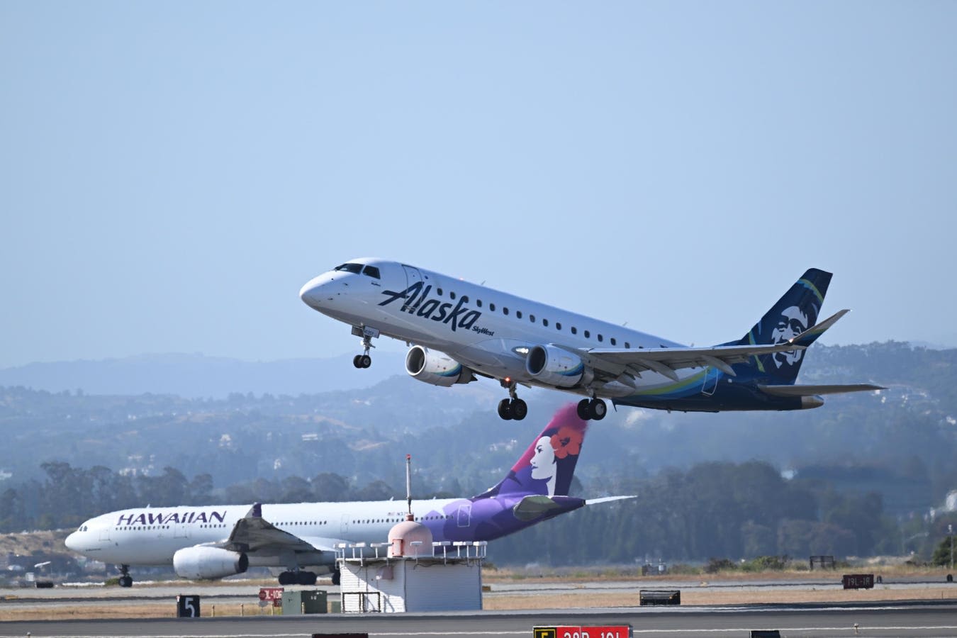Alaska And Hawaiian Airlines Apply To USDOT For Mutual Route Transfer