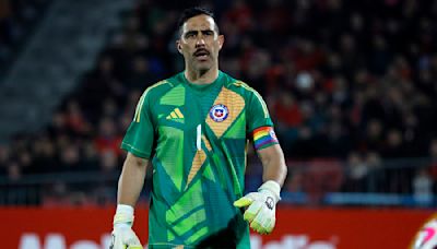 Fabricación propia: la especial cualidad de los nuevos guantes de Claudio Bravo - La Tercera