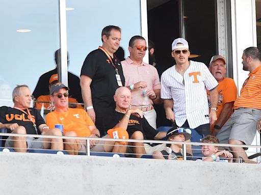 Peyton Manning, Josh Heupel, Rick Barnes in Omaha to cheer on Tennessee baseball vs Texas A&M