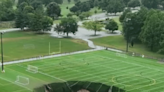 Buraco gigante de 30 metros se abre em campo de futebol nos EUA; assista