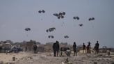 Hamás denuncia dos muertos por la caída de paquetes de ayuda por vía aérea sobre Gaza