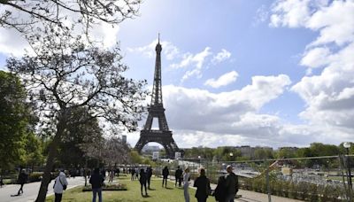Paris : Des cercueils recouverts de drapeaux français retrouvés au pied de la tour Eiffel