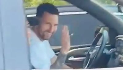 El video de la lección de Lionel Messi a un grupo de niños desde la ventanilla de su auto: “Así aprendemos más”