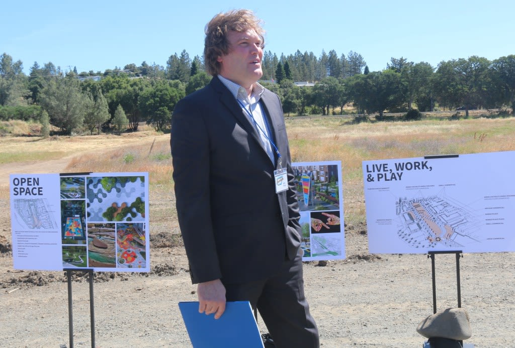 Thompson delivers Clearlake check for sports complex