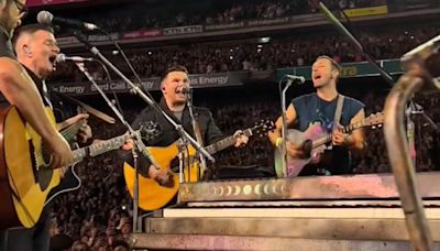 Coldplay sing Crazy World with Aslan at Croke Park