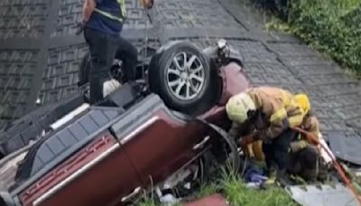 休旅車疑遇強風打滑 國道翻落平面道路毀