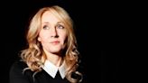La escritora J.K. Rowling acusó a la boxeadora Imane Khelif de ser “un hombre que golpea a una mujer”