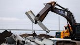 Operarios trabajan contrarreloj para retirar grandes piezas de puente caído en Baltimore