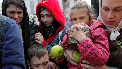 Casa Blanca asegura que Rusia ofrece a niños ucranianos deportados a la fuerza en sitios web de adopción - La Tercera