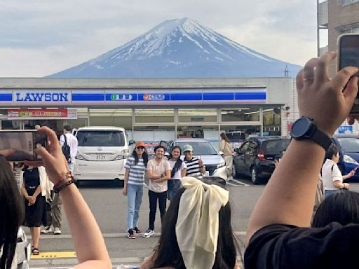 才剛架黑布擋富士山 日媒發現：遊客已換另家超商故技重施