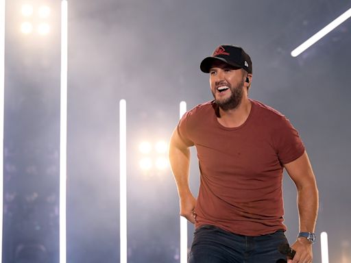 Luke Bryan brings 5-year-old on stage at Van Andel Arena for viral moment in Grand Rapids