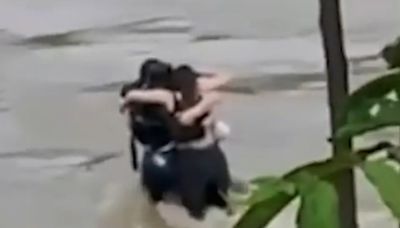 El dramático abrazo final de tres amigos antes de ser arrastrados por un río en Italia