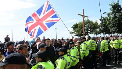 Royaume-Uni : qu’est-ce l’English Defence League, ce mouvement d’extrême droite mis en cause dans les émeutes