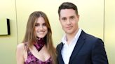 Allison Williams, protagonista de 'Girls', presume de amor con su prometido en el desfile de Versace