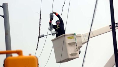 ‘Linemen are our friends.’ Houston residents don’t agree as power outages drag on