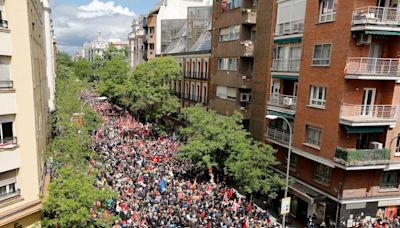 Los socialistas se movilizan en España para pedirle a Pedro Sánchez que no renuncie