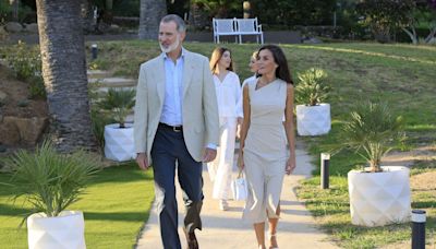 La reina Letizia vuelve a llevar tacones y estrena un vestido español que ha personalizado