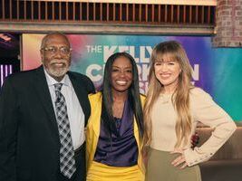 TODAY AT 10: The Kelly Clarkson Show surprises metro Atlanta music teacher on Channel 2