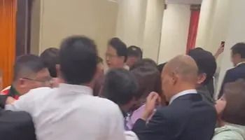 影/還原韓國瑜遭綠委圍攻現場 李彥秀現場直擊：他被抱到「腳無法著地」