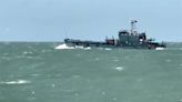2艘中國陸軍補給船闖金門限制水域 「停留40分鐘」海巡曝驅離畫面