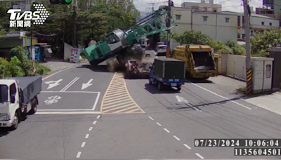 拖車下坡過彎「吊車」 滑落重摔砸路邊車