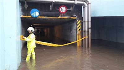 台北大雷雨路樹傾倒 北投涵洞積水車輛受困