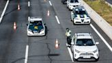 ¿Qué significa si ves un coche de policía haciendo ‘eses’ en la carretera?