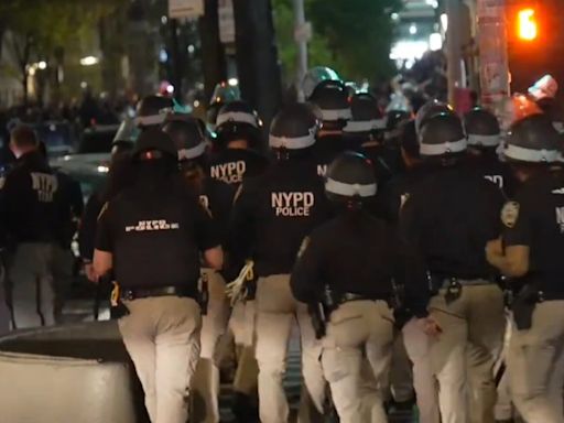 Un gran número de policías de la Ciudad de Nueva York entraron al campus de la Universidad de Columbia