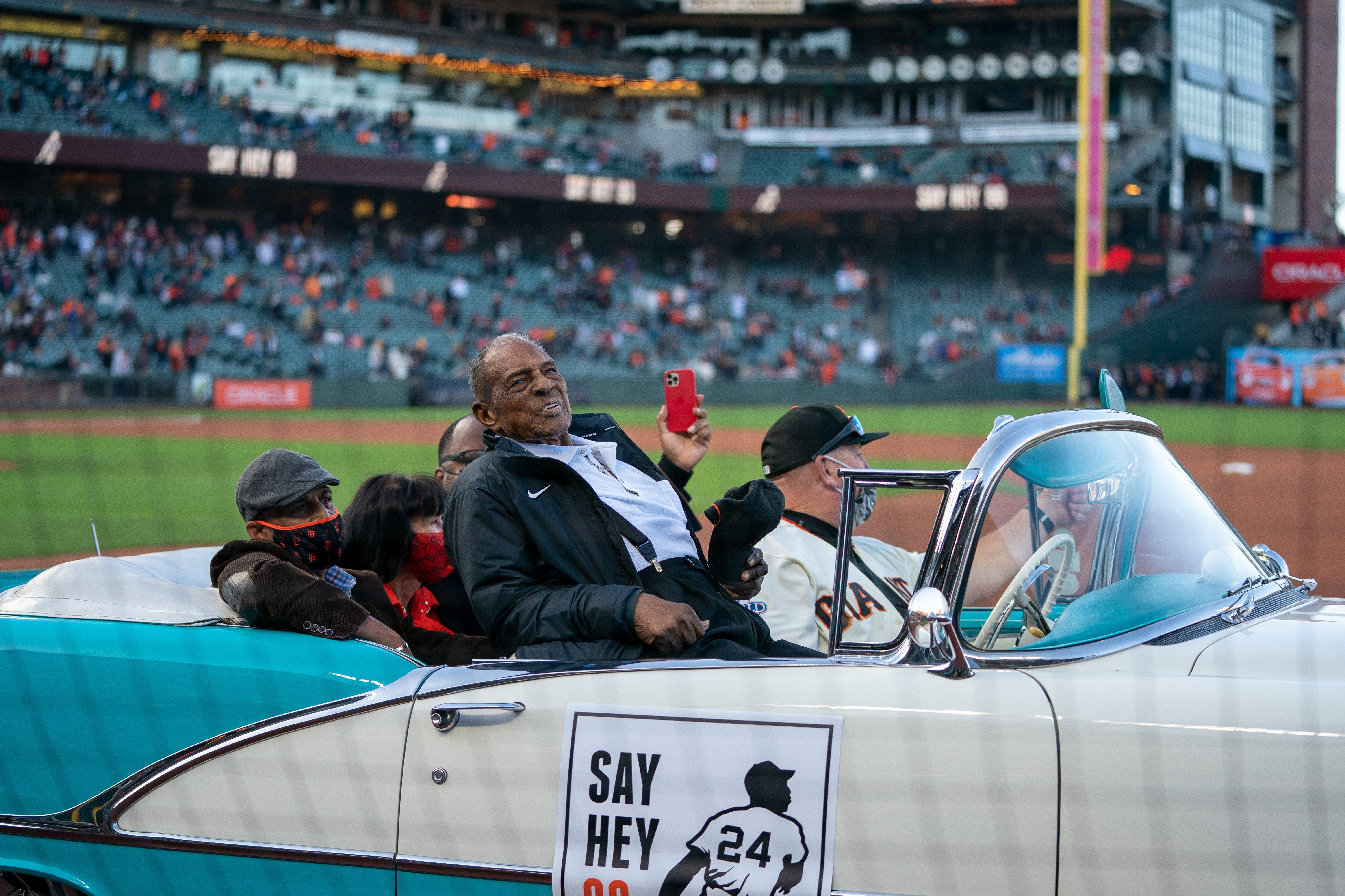 World reacts to the death of MLB Hall of Famer and Giants' legend Willie Mays