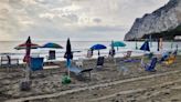 Calp no quiere esta imagen: playa sin bañistas, pero tomada por hamacas y sombrillas