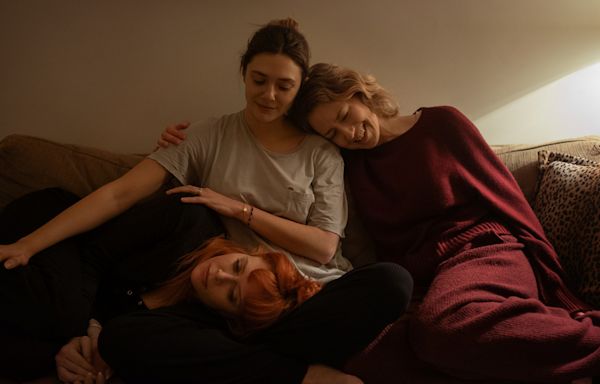 His Three Daughters Review: Carrie Coon, Natasha Lyonne, And Elizabeth Olsen Are Magnificent In This Emotional Drama - SlashFilm