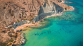 Avec ses plages de sable rouge, cette île européenne est l'une des plus paradisiaques de la Méditerranée
