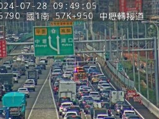 快訊/假日塞爆！國1中壢轉接道南向追撞事故「慘變停車場」