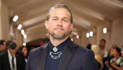 Charlie Hunnam será el asesino en serie Ed Gein en la temporada 3 de Monstruo, la serie de Ryan Murphy