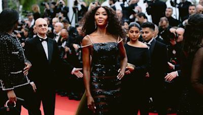 Naomi Campbell recycle la mode à Cannes… Laura Blajman-Kadar rend hommage par sa tenue aux otages du Hamas…