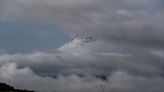 El volcán Cotopaxi vuelve a mostrarse en medio de la niebla de los Andes