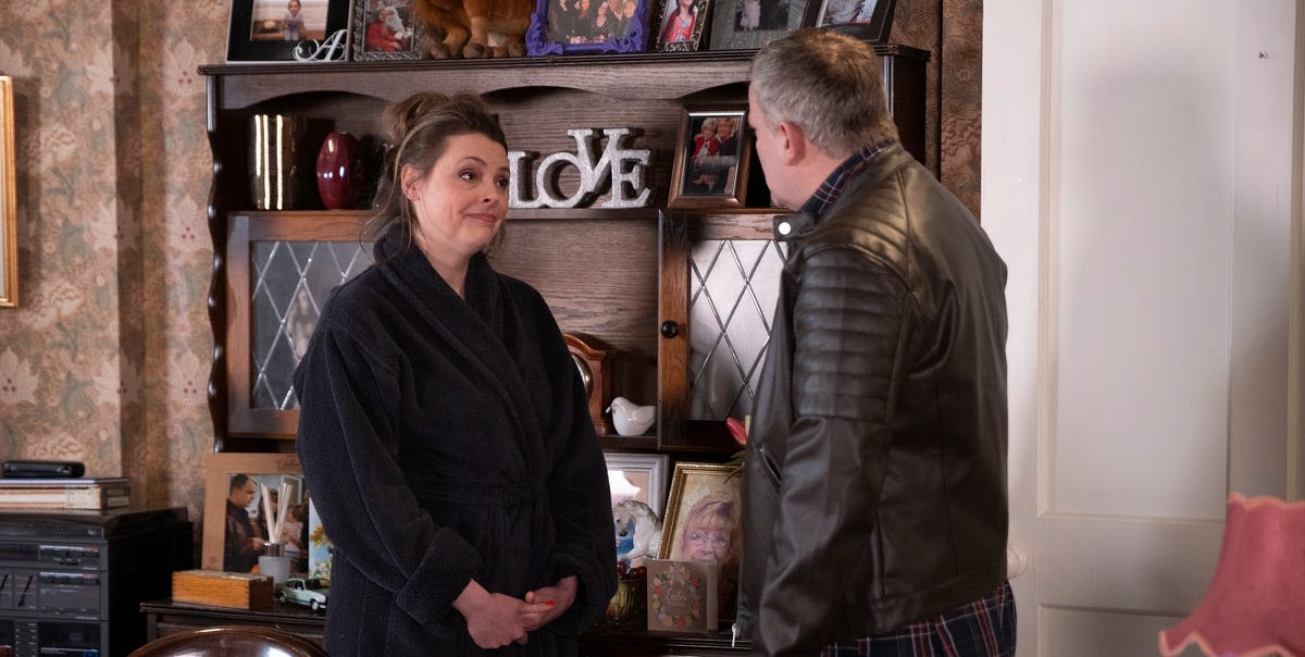 Coronation Street hints at Tracy secret as she returns