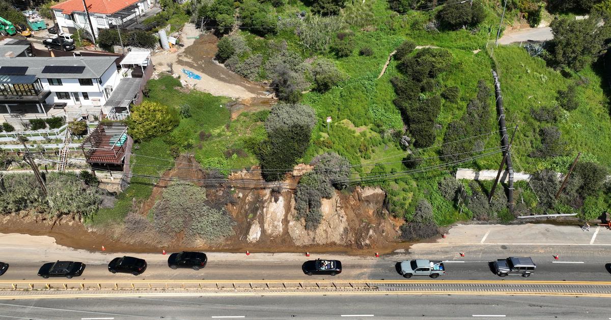 Pacific Coast Highway blocked along stretch in Malibu by small landslide