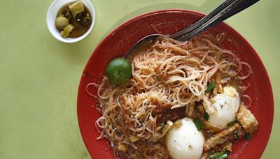 Chef shares 10-minute Singapore noodle recipe with 'perfect' soft-boiled egg