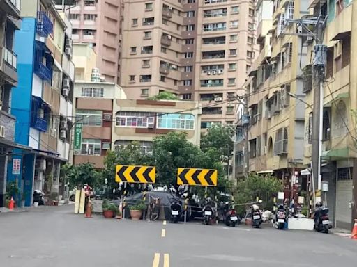 苦苓住家道路被圍 嗆高市府行政怠慢