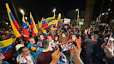 “Comando con Venezuela en Chile” realiza banderazo en apoyo de Edmundo González de cara a las elecciones de este domingo - La Tercera