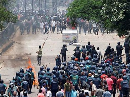 Bangladesh Protests Live Updates: Over 400 Indian students evacuated so far as Bangladesh imposes national curfew to curb stir that has killed 105 | World News - The Indian Express