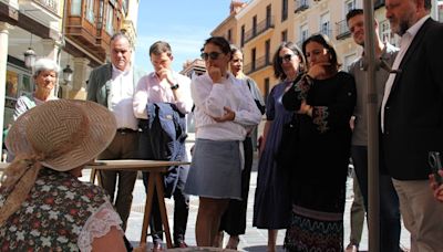 La XXXVII Muestra de Cerámica Ciudad de Palencia reúne a 21 expositores en la Calle Mayor