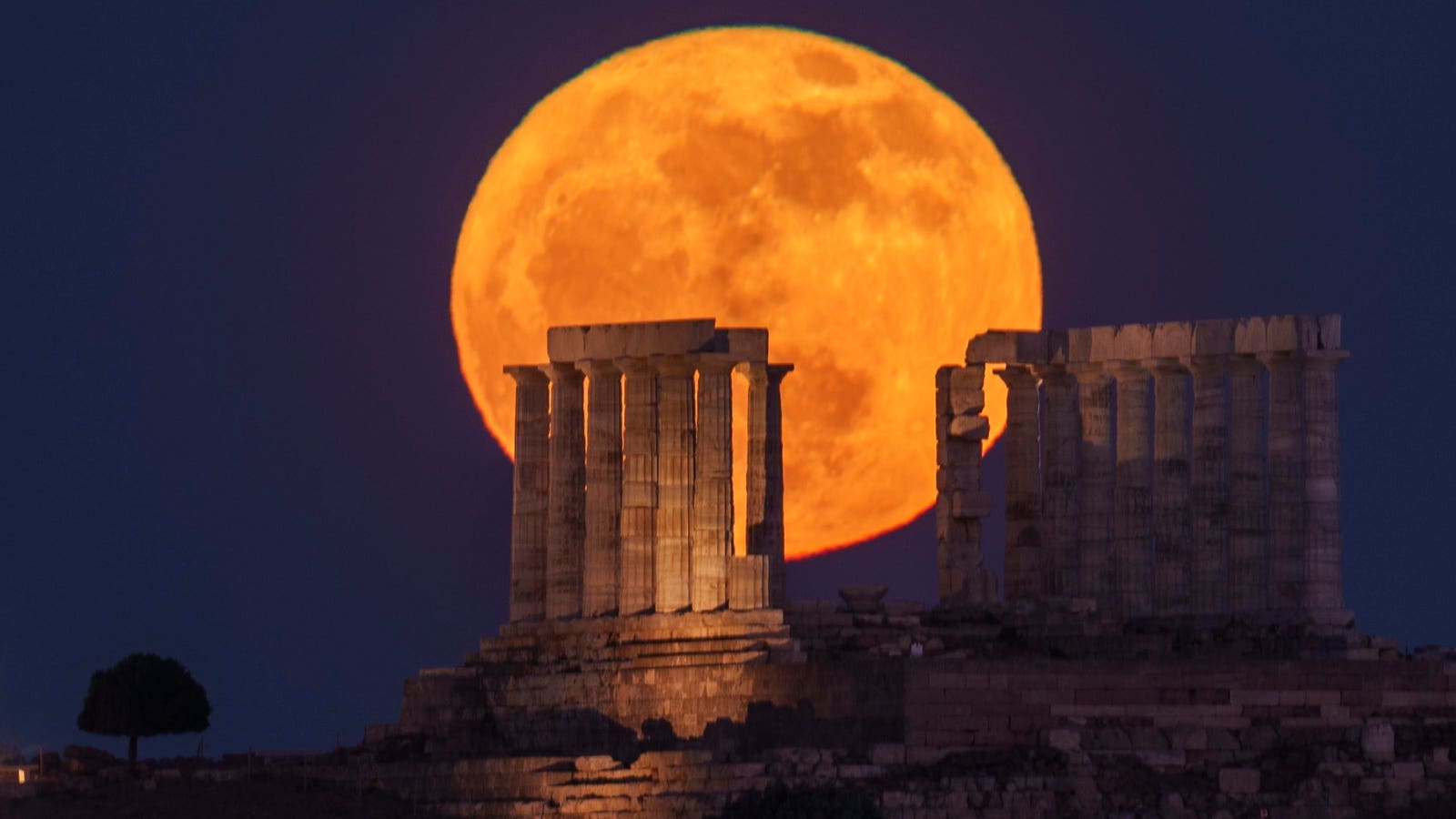 In Photos: Watch The Full ‘Flower Moon’ And A Massive Red Star Rise