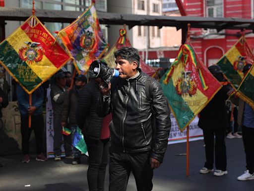 Transportistas y gremiales protestan en 4 ciudades de Bolivia por falta de combustible