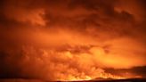 AP Fotos: Ríos y fuentes de lava roja y dorada iluminan el cielo de poblado de Islandia